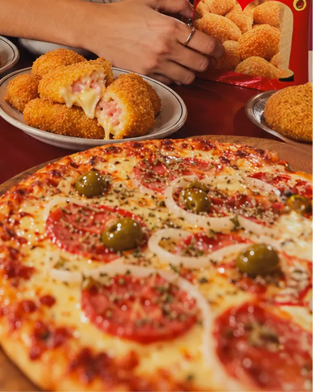 Pizza de calabresa com azeitonas e cebola